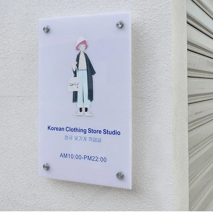 שלט אקרילי פרימיום בעובי 5 מ"מ – התאמה אישית מלאה (לוגו, עברית וכל עיצוב שתרצו).