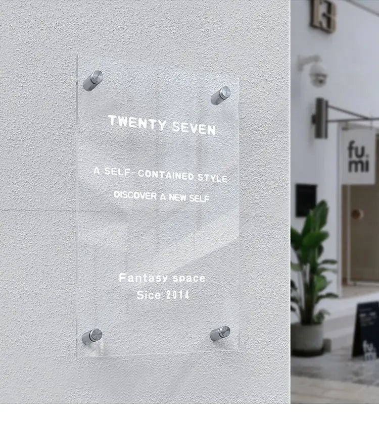 שלט אקרילי פרימיום בעובי 5 מ"מ – התאמה אישית מלאה (לוגו, עברית וכל עיצוב שתרצו).