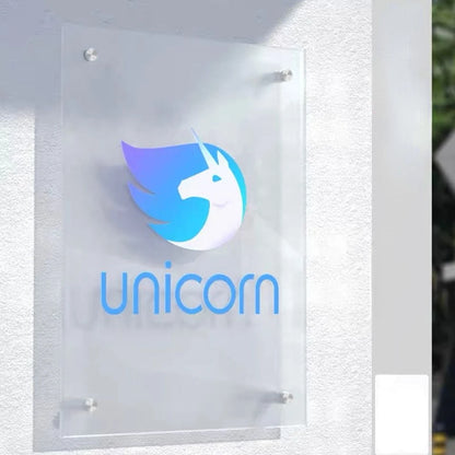 שלט אקרילי פרימיום בעובי 5 מ"מ – התאמה אישית מלאה (לוגו, עברית וכל עיצוב שתרצו).