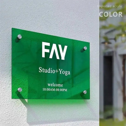 שלט אקרילי פרימיום בעובי 5 מ"מ – התאמה אישית מלאה (לוגו, עברית וכל עיצוב שתרצו).