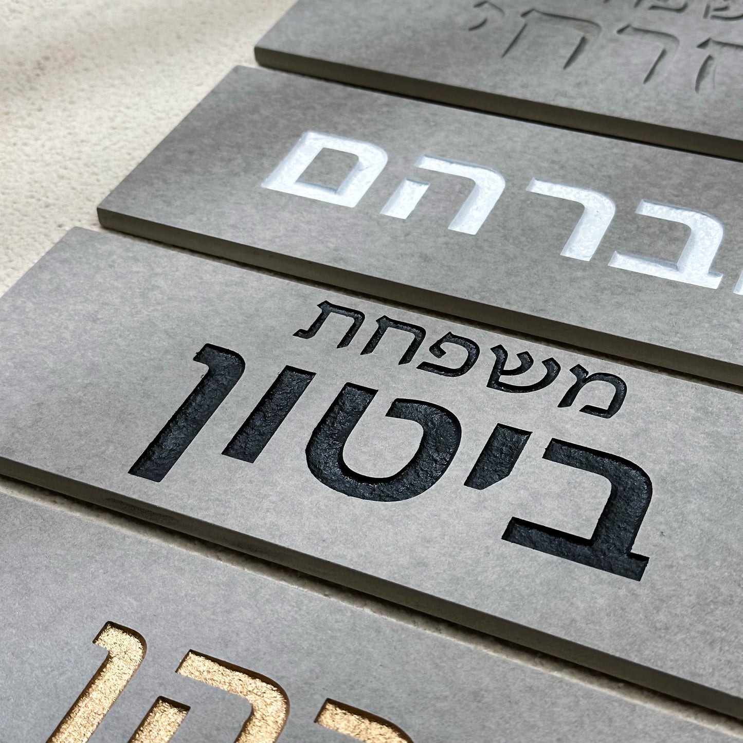 שלט קרמיקה אפור בטון לדלת בהתאמה אישית