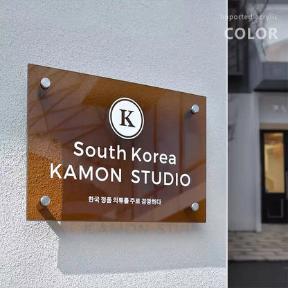 שלט אקרילי פרימיום בעובי 5 מ"מ – התאמה אישית מלאה (לוגו, עברית וכל עיצוב שתרצו).